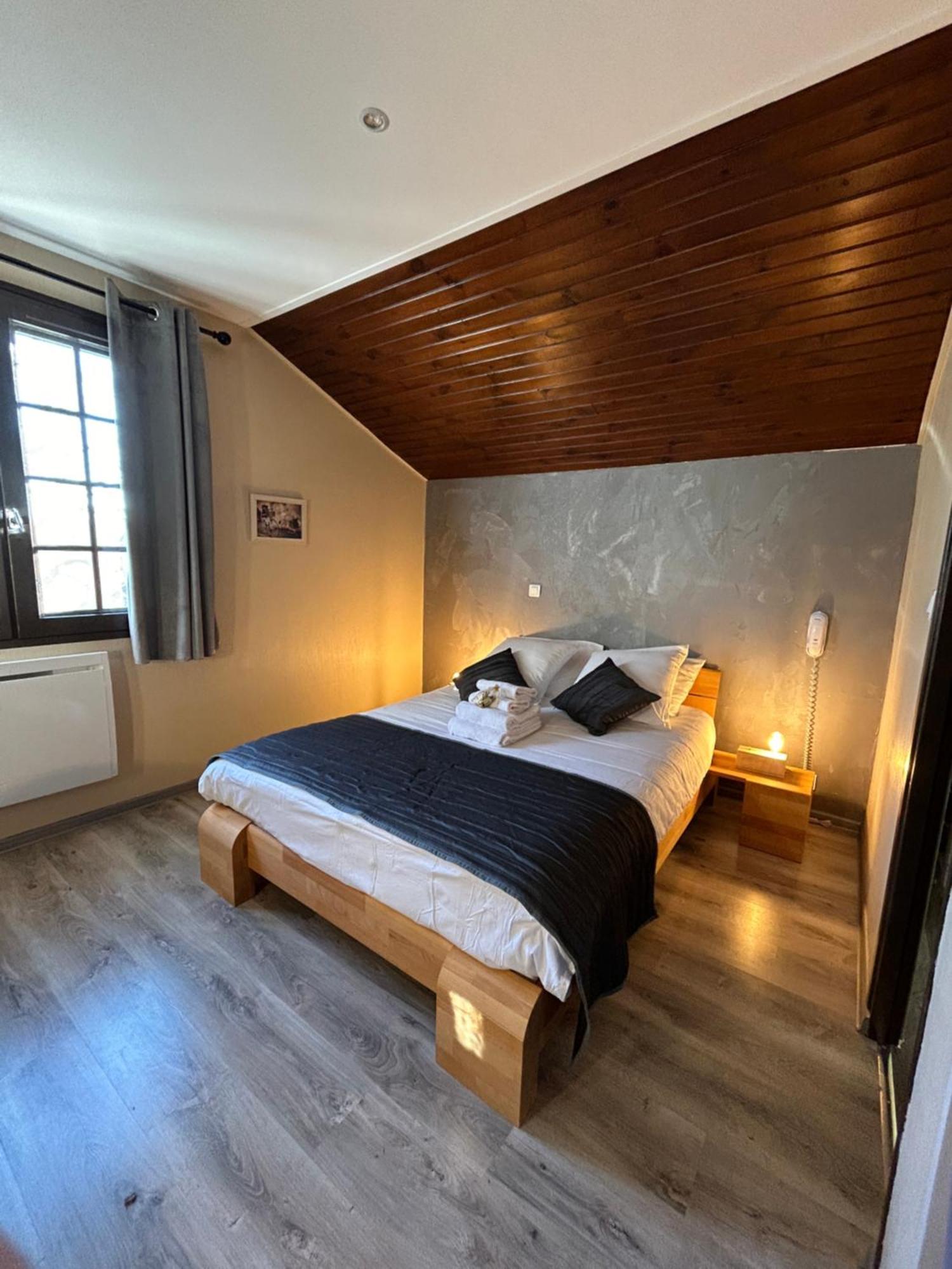 Hotel Logis Le Relais De La Voie Sacree Issoncourt Exteriér fotografie