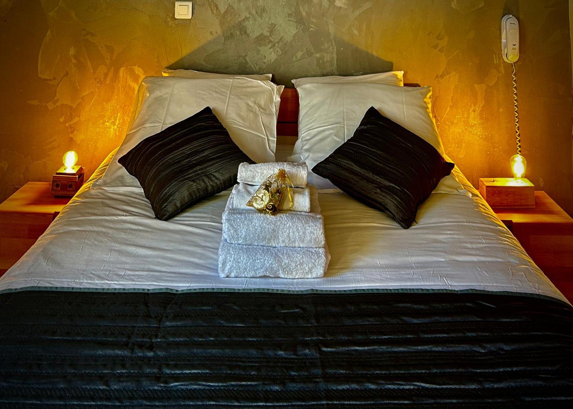 Hotel Logis Le Relais De La Voie Sacree Issoncourt Exteriér fotografie