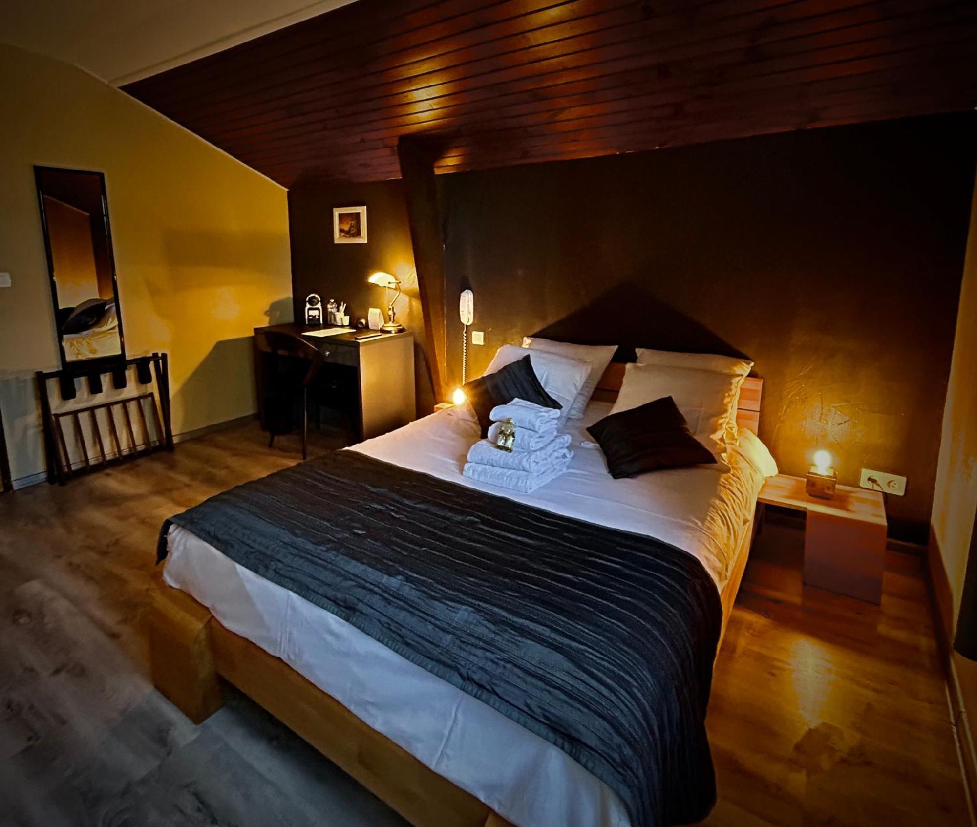 Hotel Logis Le Relais De La Voie Sacree Issoncourt Exteriér fotografie
