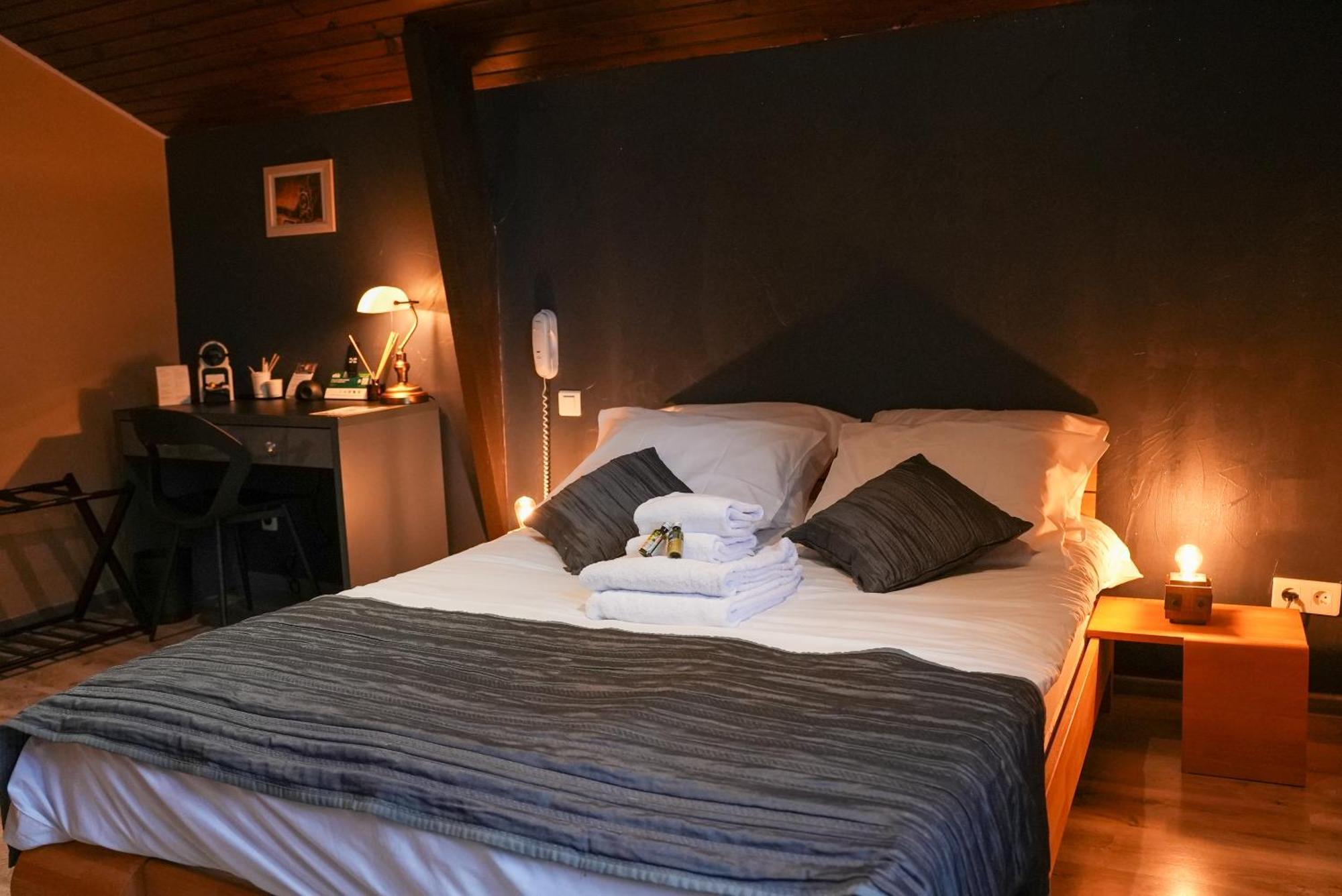 Hotel Logis Le Relais De La Voie Sacree Issoncourt Exteriér fotografie